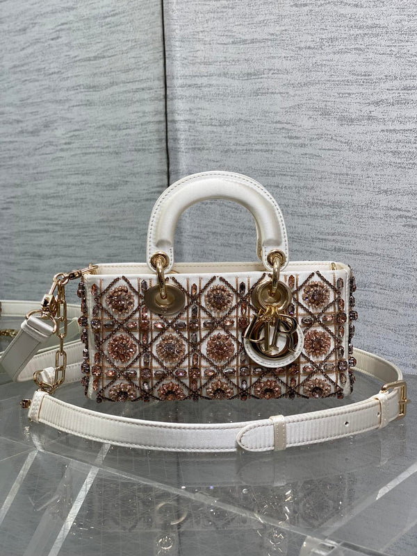 MINI SAC LADY 22 EN SATIN BLANC AVEC BRODERIES DE PERLES COLORÉES