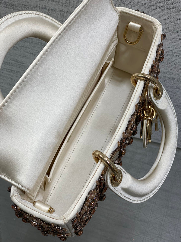 MINI SAC LADY 22 EN SATIN BLANC AVEC BRODERIES DE PERLES COLORÉES