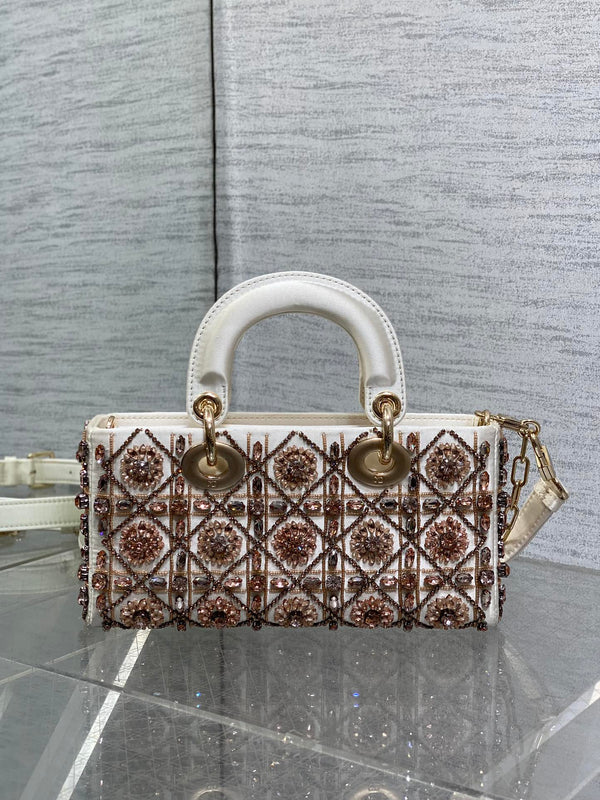 MINI SAC LADY 22 EN SATIN BLANC AVEC BRODERIES DE PERLES COLORÉES
