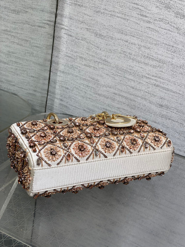 MINI SAC LADY 22 EN SATIN BLANC AVEC BRODERIES DE PERLES COLORÉES