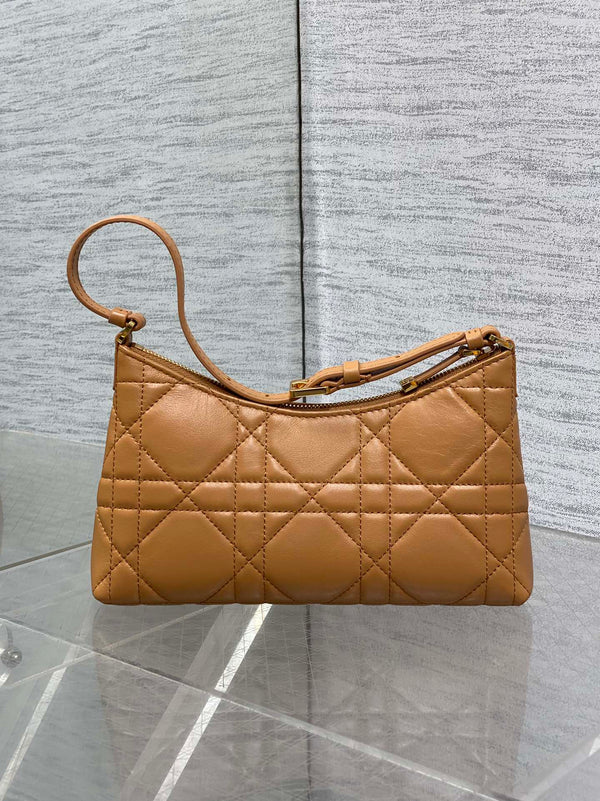 Sac Miss Caro Dior 2025 18 cm en cuir d'agneau Macrocannage marron clair 272804