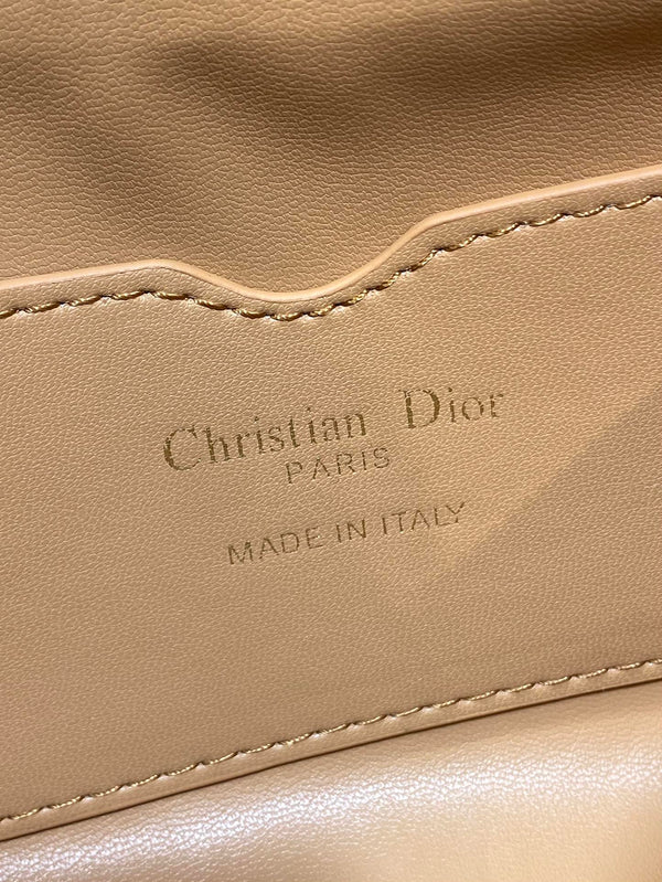 Sac Miss Caro Dior 2025 18 cm en cuir d'agneau Macrocannage marron clair 272804