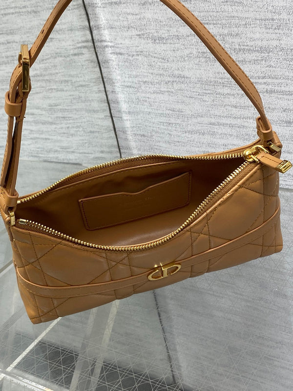 Sac Miss Caro Dior 2025 18 cm en cuir d'agneau Macrocannage marron clair 272804