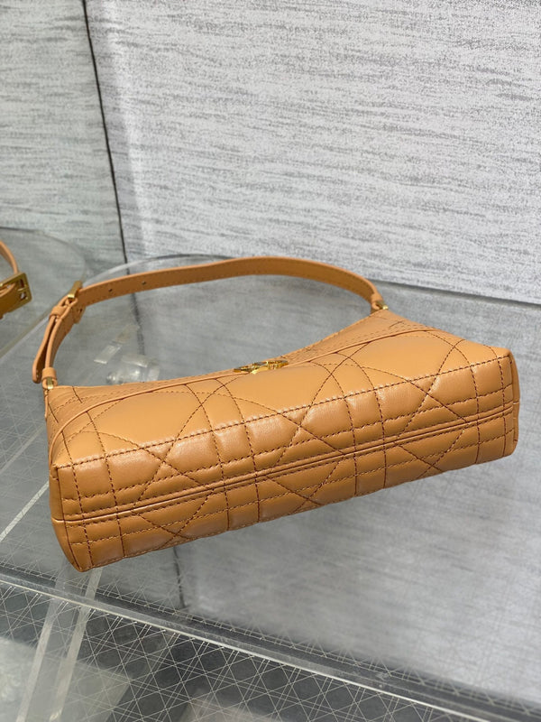 Sac Miss Caro Dior 2025 18 cm en cuir d'agneau Macrocannage marron clair 272804