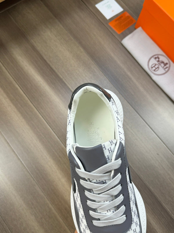HM PRINTED SNEAKER WHITE AND GRAY TOTEM FABRIC