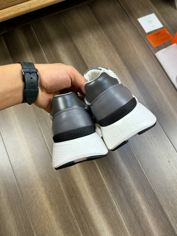 HM PRINTED SNEAKER WHITE AND GRAY TOTEM FABRIC