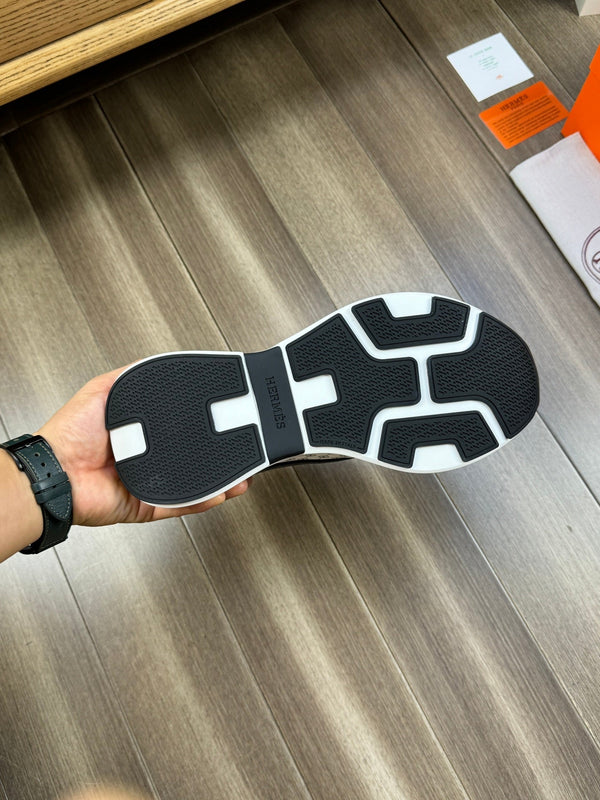 HM PRINTED SNEAKER WHITE AND GRAY TOTEM FABRIC