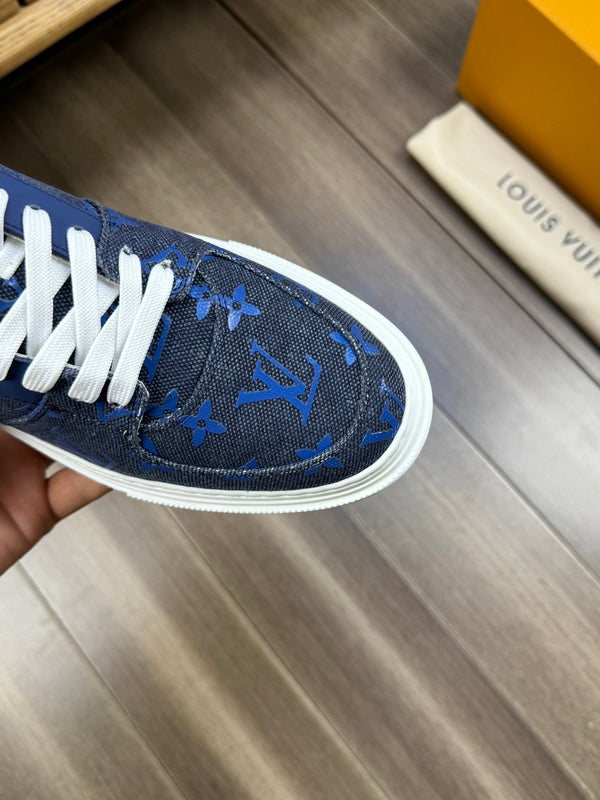 SNEAKER LV TRAINER IN DENIM CON MONOGRAMMA NERO E BLU