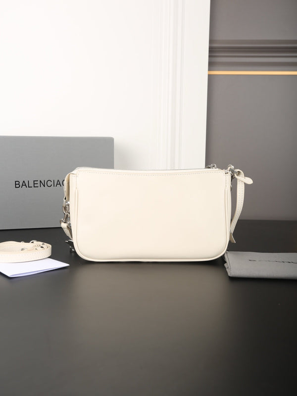 CHAIN CLASSIC BAG 22 IN WHITE SMOOTH CALFSKIN SILVER HARDWARE