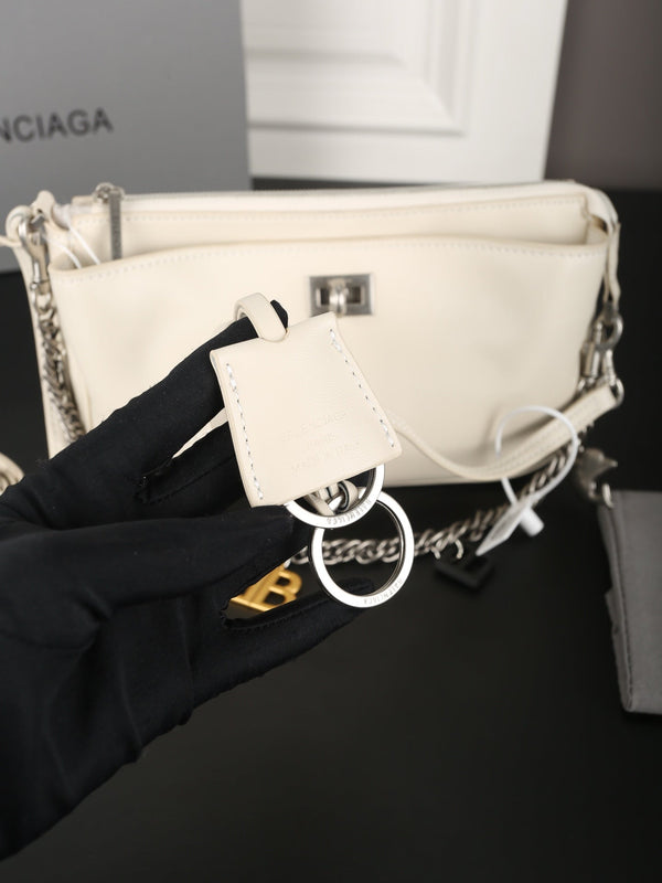 CHAIN CLASSIC BAG 22 IN WHITE SMOOTH CALFSKIN SILVER HARDWARE