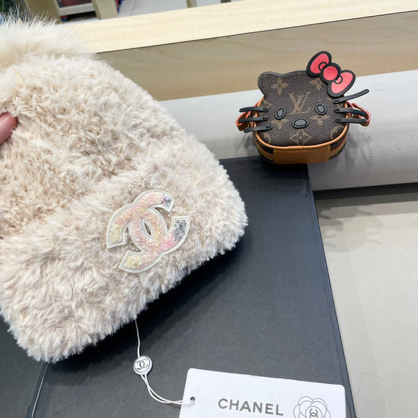 BEANIE HAT IN WHITE CREAM SOLF FLEECE 419711