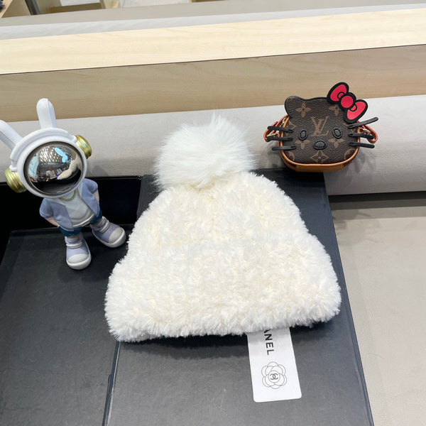 BEANIE HAT IN WHITE SOLF FLEECE 419714