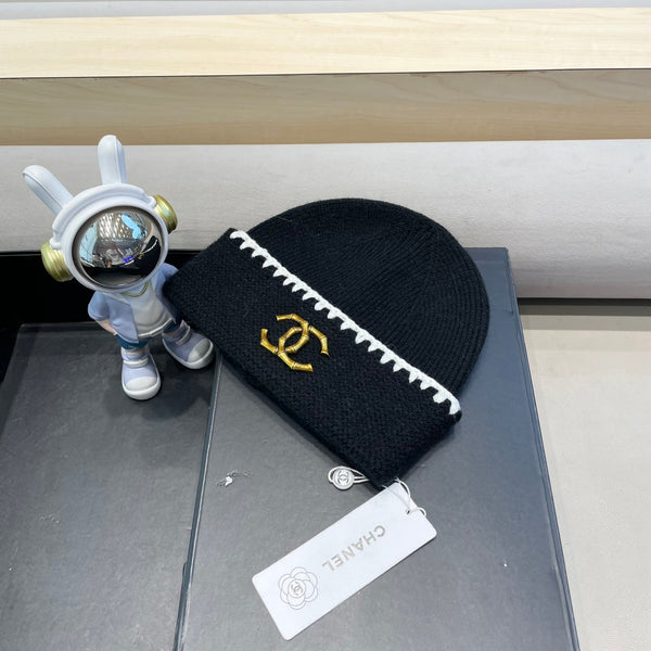 CAPPELLO IN MAGLIA DI LANA NERA 424303