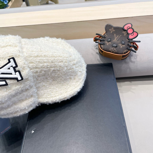 BERRETTO IN MAGLIA DI LANA BIANCA 421265