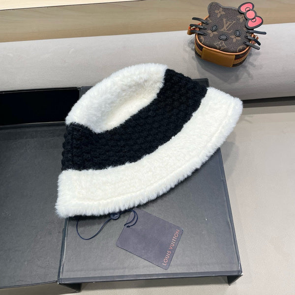 CAPPELLO A SECCHIELLO IN LANA MISTO BIANCO E NERO 421040