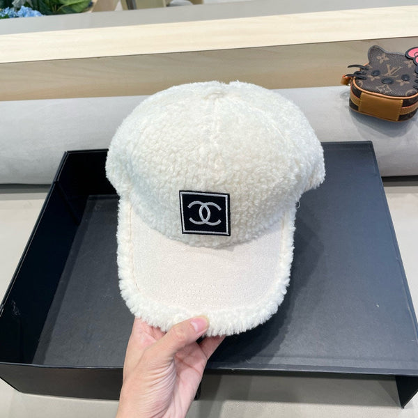 BASEBALL CAP IN WHITE SHEARLING 422434
