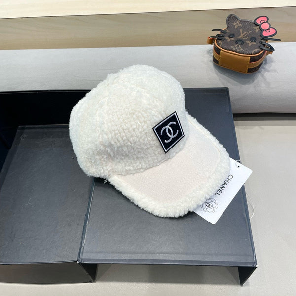 BASEBALL CAP IN WHITE SHEARLING 422434