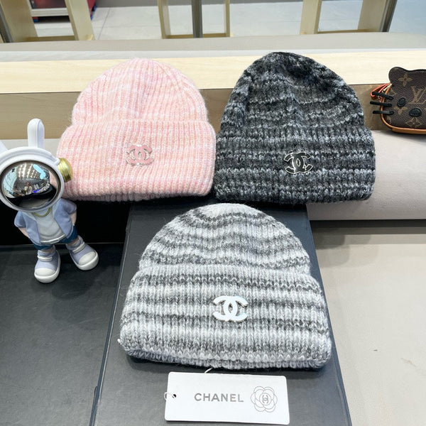 STRIPED KNITTED HAT IN LIGHT PINK WOOL 424515