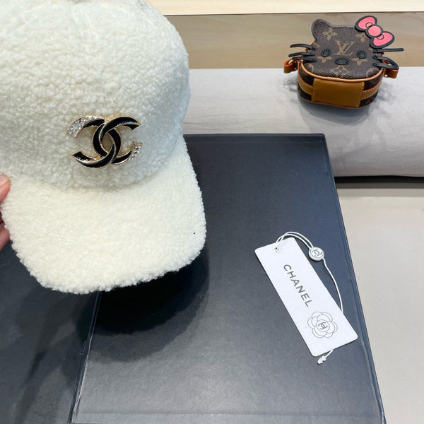 BASEBALL HAT IN WHITE LAMB FUR 424251