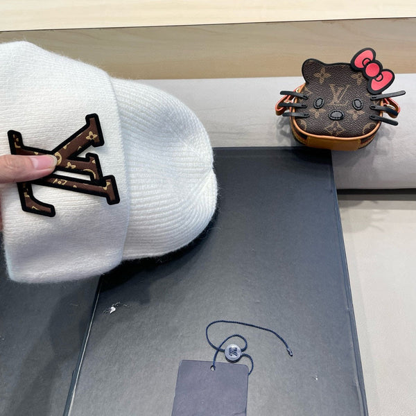 KNITTED BEANIE HAT IN WHITE FLEECE AND WOOL 426209