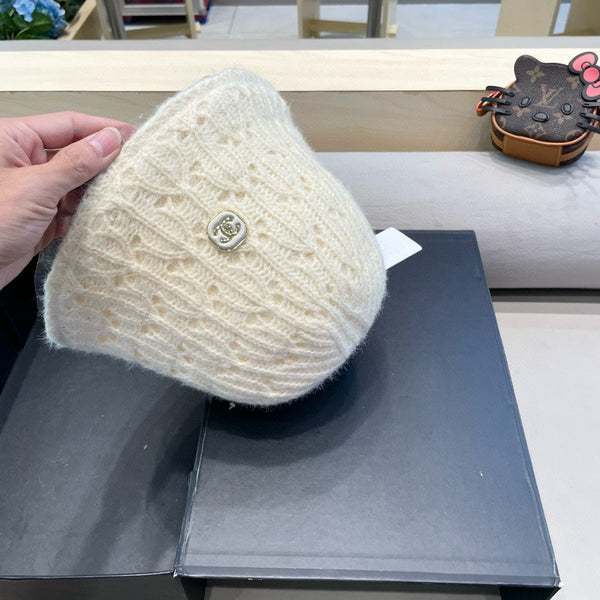 CAPPELLO A SECCHIELLO IN MAGLIA BIANCA CON PELLICCIA DI CONIGLIO 428092