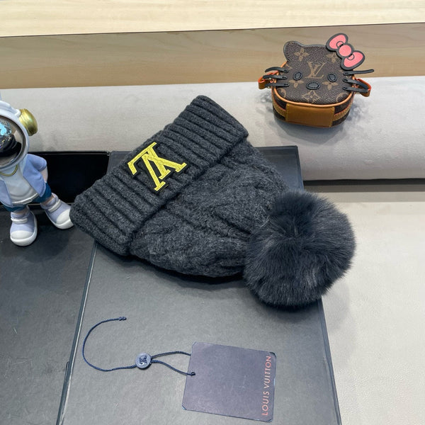 BERRETTO IN MAGLIA DI LANA NERA E PELLICCIA DI AGNELLO 430044