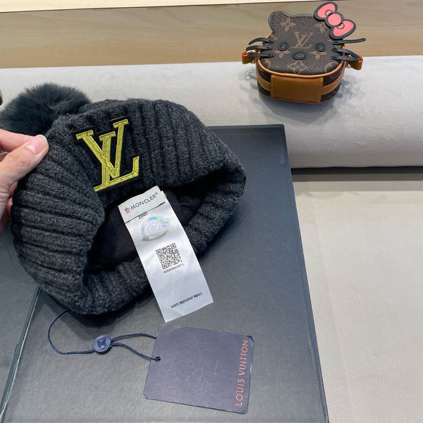 BERRETTO IN MAGLIA DI LANA NERA E PELLICCIA DI AGNELLO 430044