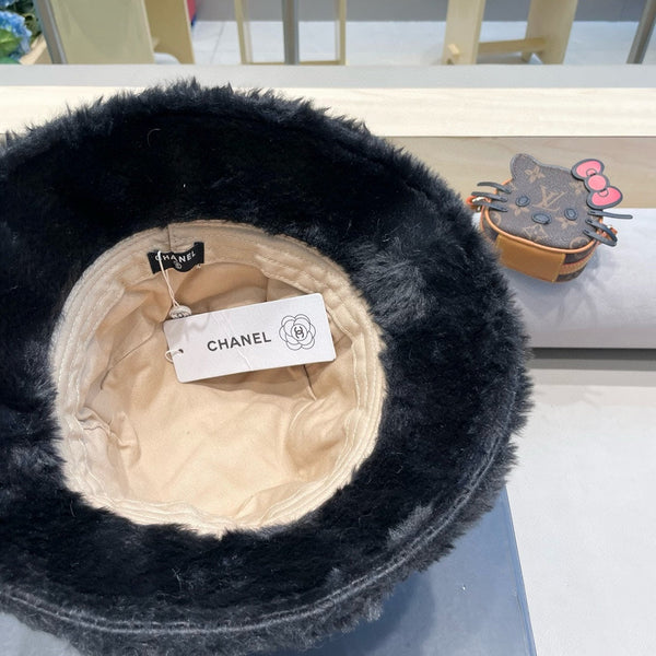 CAPPELLO A SECCHIELLO IN PELLICCIA DI AGNELLO BIANCO E NERO 430218