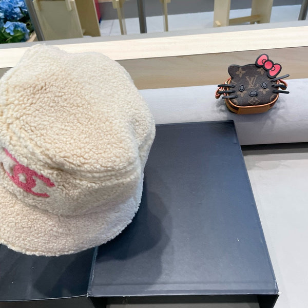 BUCKET HAT IN BEIGE LAMB WOOL 430249