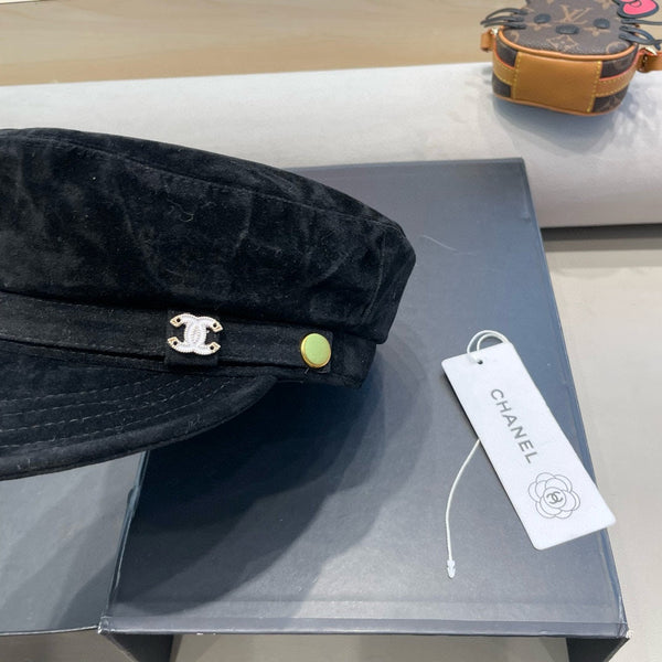 NEWSBOY CAP IN BLACK SUEDE 429937