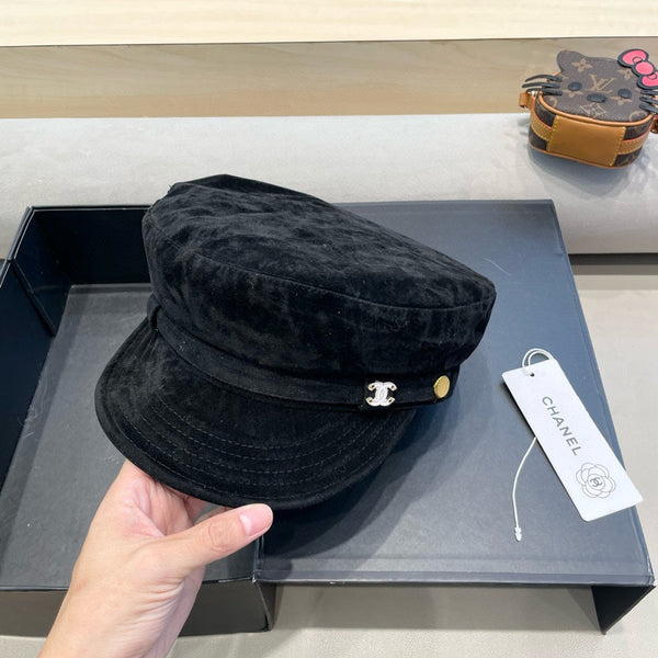 NEWSBOY CAP IN BLACK SUEDE 429937