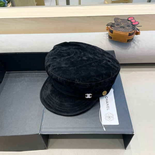 NEWSBOY CAP IN BLACK SUEDE 429937