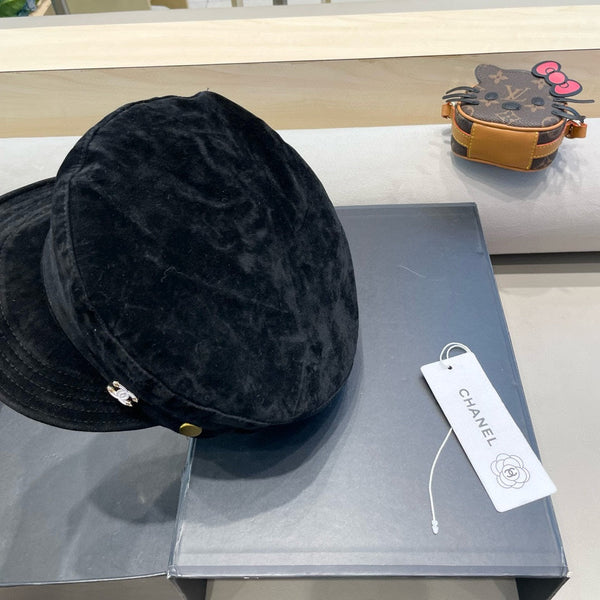 NEWSBOY CAP IN BLACK SUEDE 429937