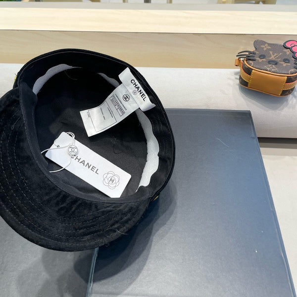 NEWSBOY CAP IN BLACK SUEDE 429937