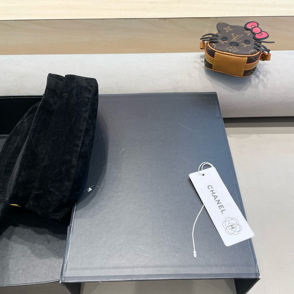 NEWSBOY CAP IN BLACK SUEDE 429937