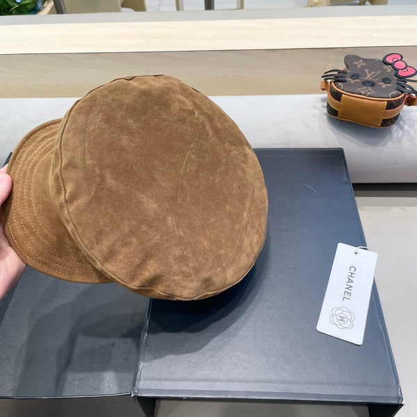 NEWSBOY CAP IN CIDER BROWN SUEDE 429938