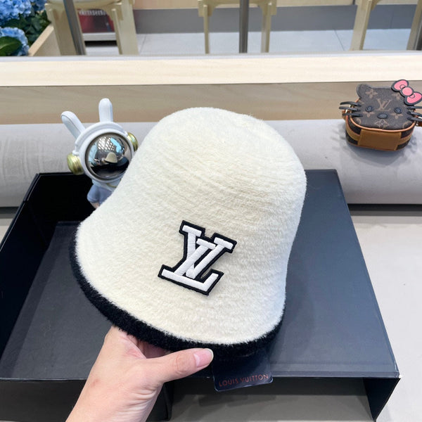 BUCKET HAT IN WHITE MIX BLACK LAMB FUR 431377