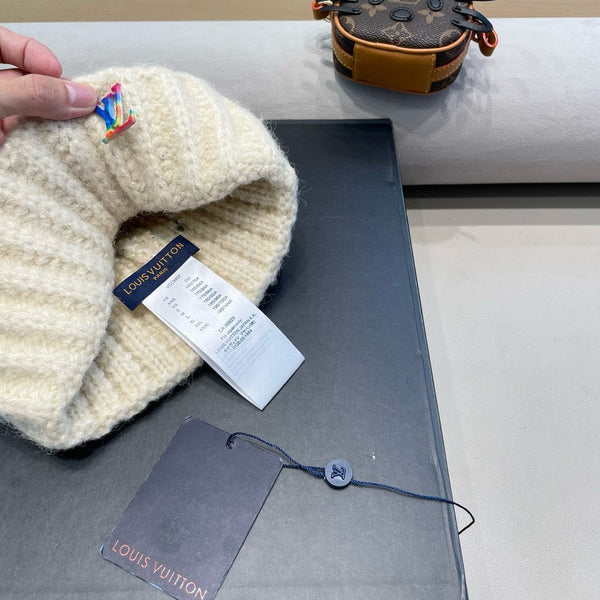 KNITTED BEANIE HAT IN WHITE WOOL 431620