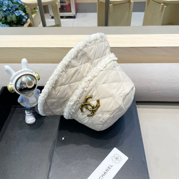 BUCKET HAT IN WHITE LAMB WOOL AND THICK COTTON 431685