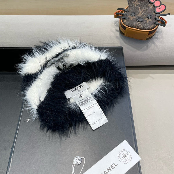 BUCKET HAT IN WHITE MIX BLACK PLUSH AND WOOL 433424