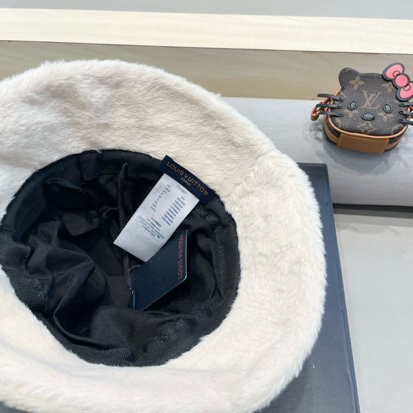 CAPPELLO A SECCHIELLO IN LANA BIANCA E PELLICCIA DI AGNELLO 434940