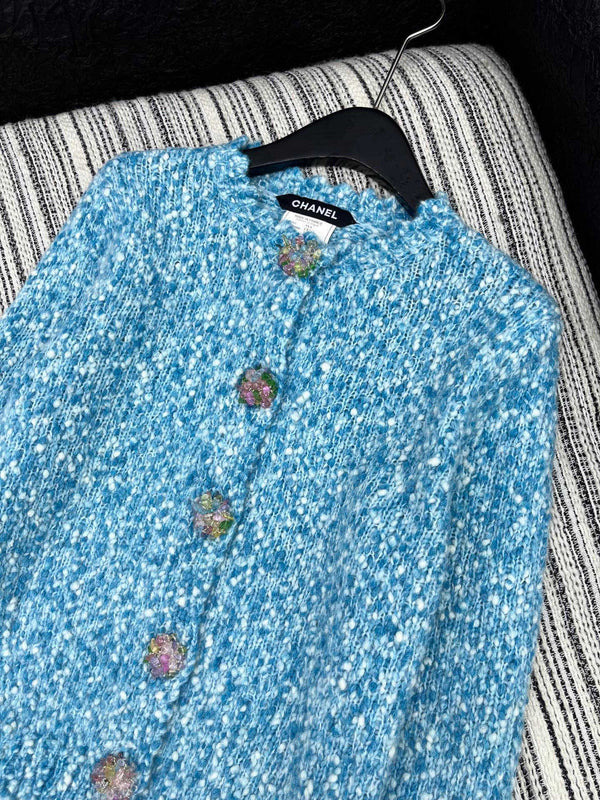 Veste CC 2025 avec Gros Bouton en Strass Laine Bleue 325884