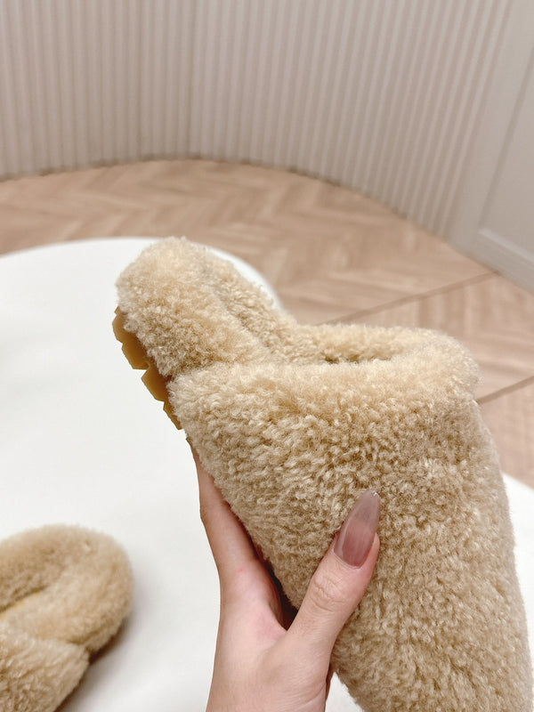 MULES CON LOGO TRIANGOLARE ATTACCATO IN SHEARLING BEIGE