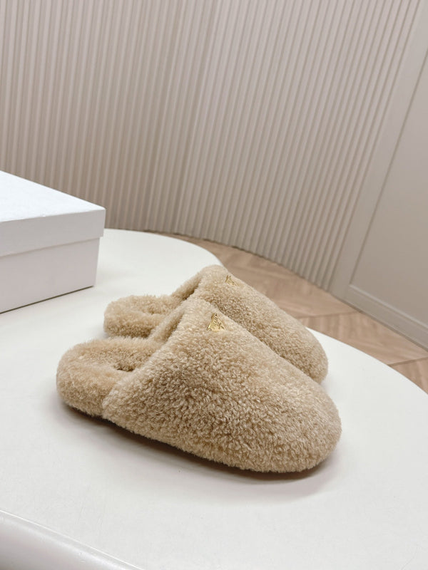 MULES CON LOGO TRIANGOLARE ATTACCATO IN SHEARLING BEIGE
