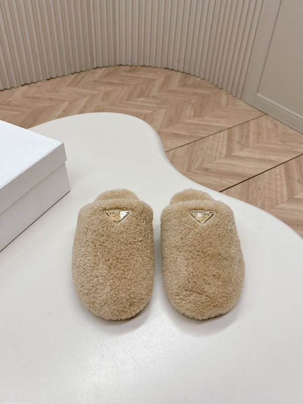 MULES CON LOGO TRIANGOLARE ATTACCATO IN SHEARLING BEIGE