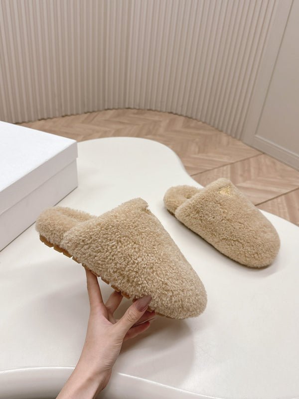 MULES CON LOGO TRIANGOLARE ATTACCATO IN SHEARLING BEIGE