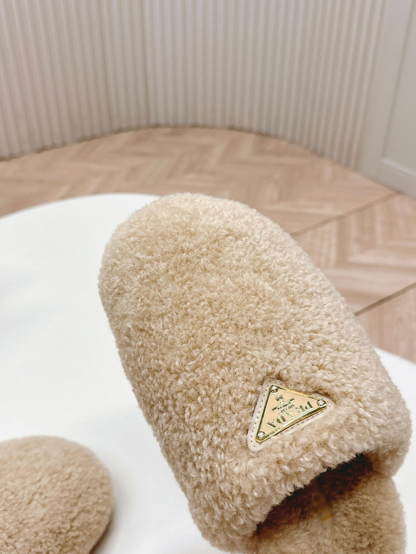 MULES CON LOGO TRIANGOLARE ATTACCATO IN SHEARLING BEIGE