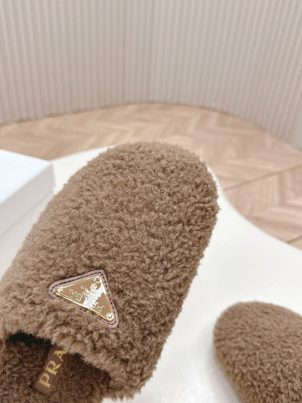 MULES CON LOGO TRIANGOLARE ATTACCATO IN SHEARLING MARRONE LEGNO