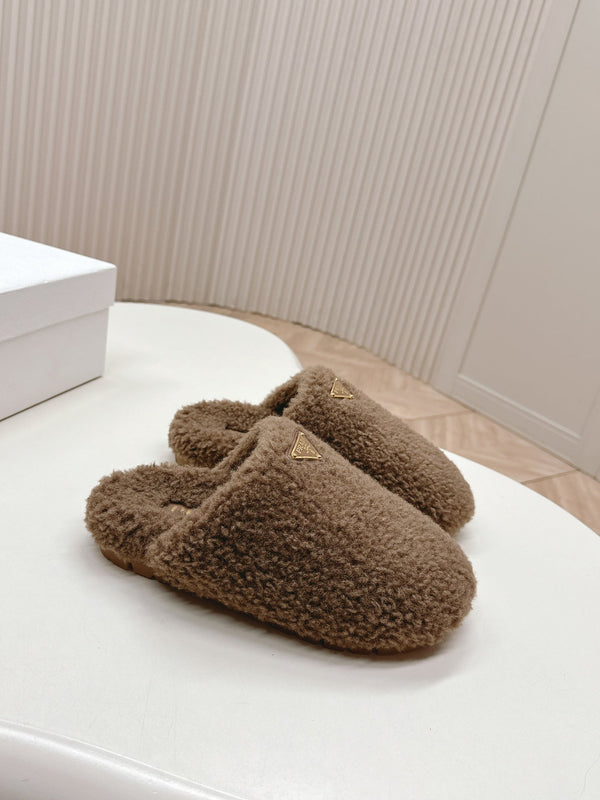 MULES CON LOGO TRIANGOLARE ATTACCATO IN SHEARLING MARRONE LEGNO