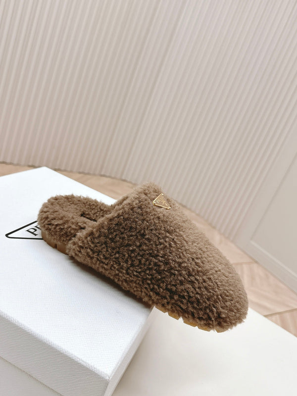 MULES CON LOGO TRIANGOLARE ATTACCATO IN SHEARLING MARRONE LEGNO
